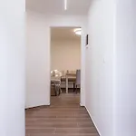 Tailor Garden House 아파트 트리칼라